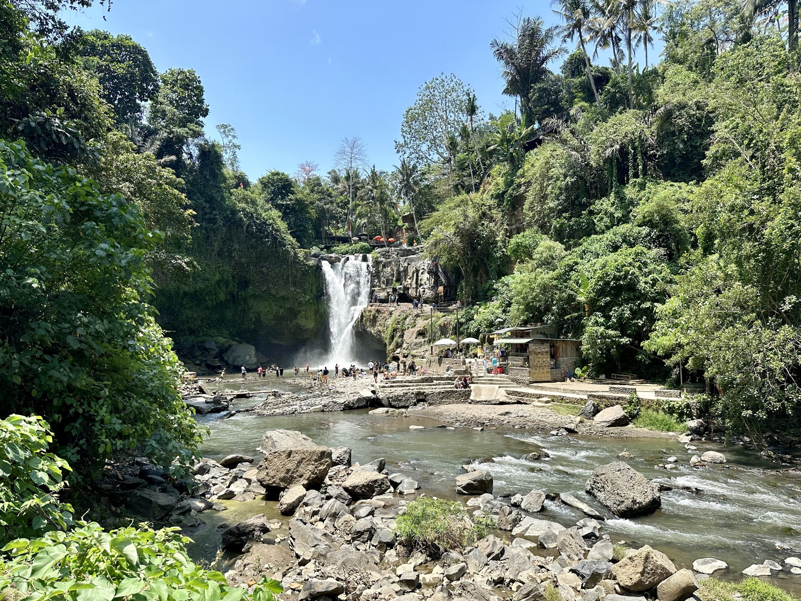 Wasserfall und Day Club