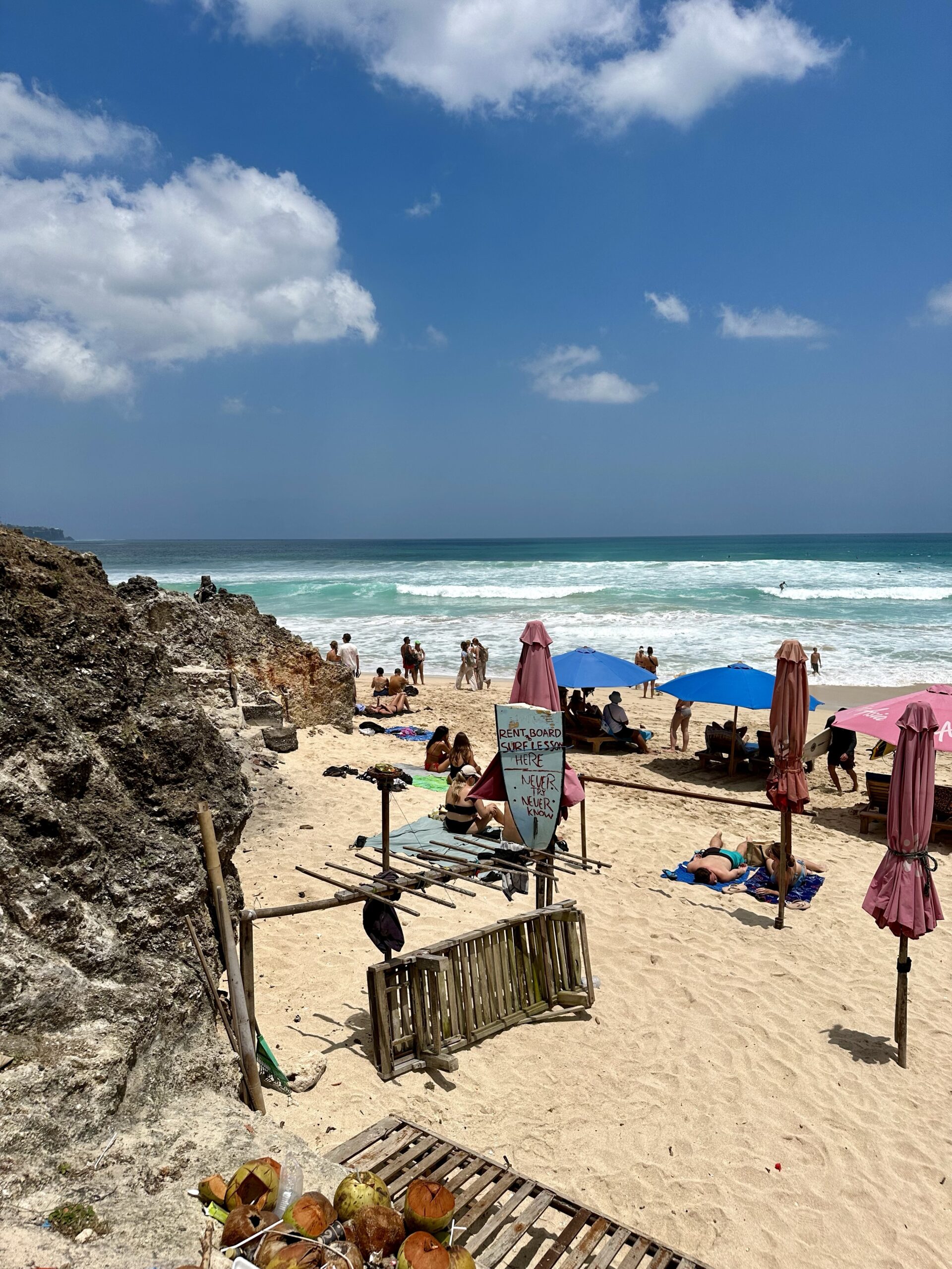 Ein Tag voller Sonne und Strand in Uluwatu, Bali