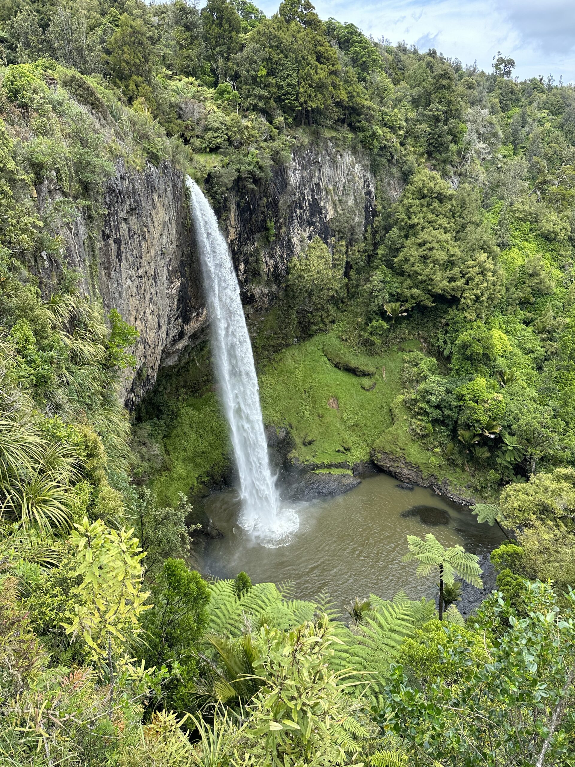 Vom Bridal Veil Wasserfall zum Ngarunui Beach