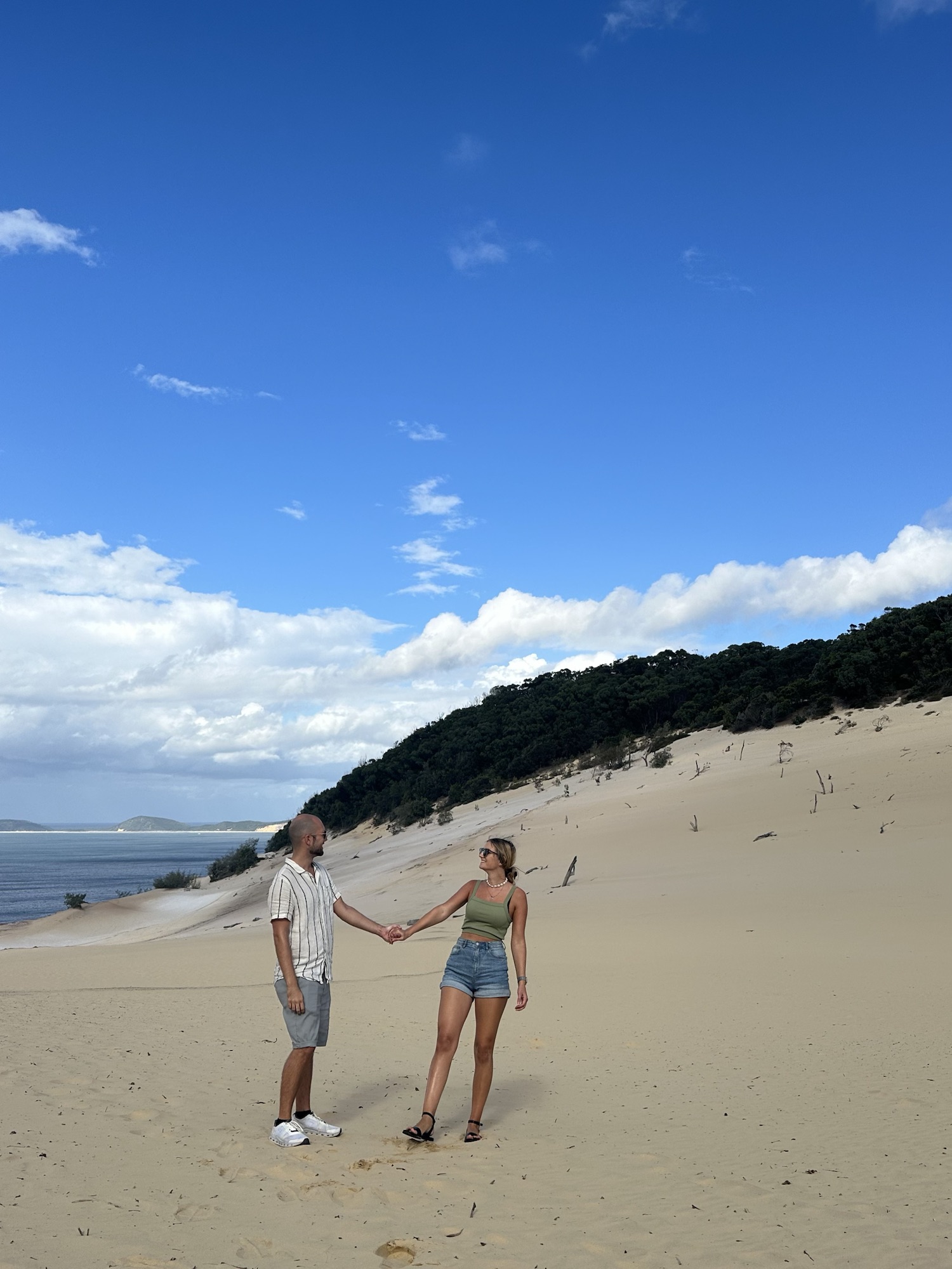 Sanddünen und Regenbogenfarben: Ein Entdeckungstag in Tin Can Bay